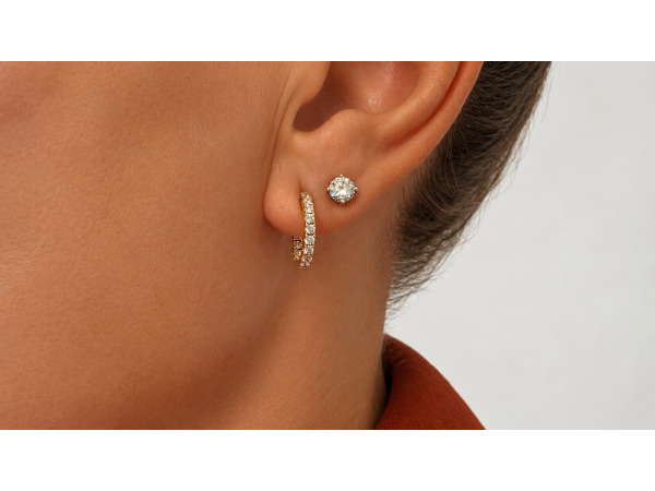 Gouden oorbellen ingelegd met diamant