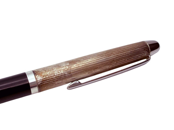 Caran d'Ache | Madison Elegante Bicolor Vulpen met Gegroefde Verzilverde Dop – foto 3 – kavel bij XL Auctions