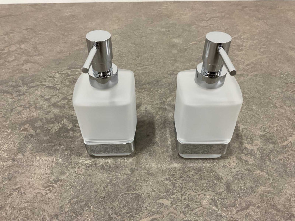 2x Alterna zeepdispenser in houder Siena chroom – foto 2 – kavel bij XL Auctions