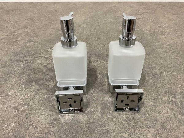 2x Alterna zeepdispenser in houder Siena chroom – foto 4 – kavel bij XL Auctions