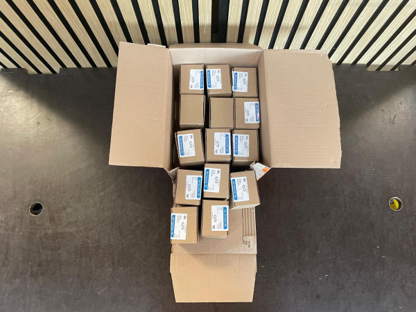 Partij 1.400 S-Haken Verzinkt – 3,45 x 30 mm – 14 Dozen – kavel bij XL Auctions