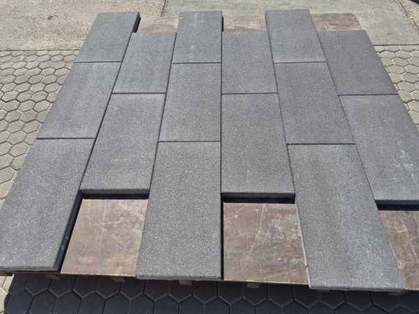 45,36 m² betontegel grafiet 60x30x4 cm – foto 3 – kavel bij XL Auctions