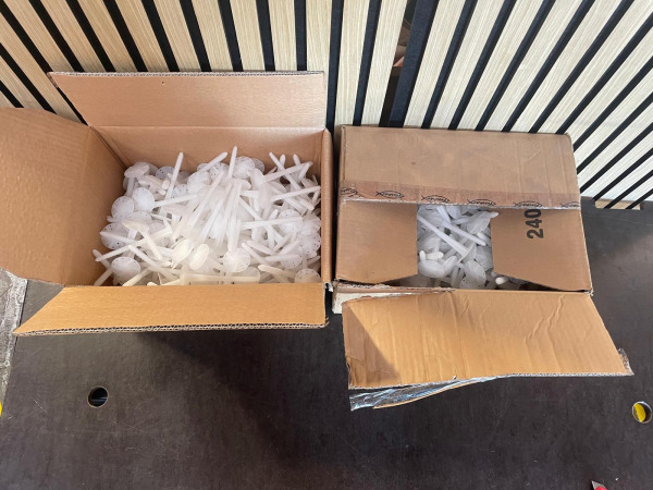 Partij Fischer DE 68 Isolatiepluggen Wit – 400 stuks – kavel bij XL Auctions