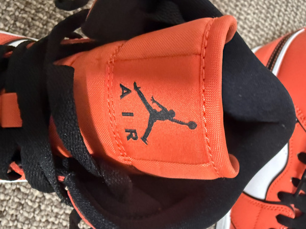 Air Jordan 1 Mid SE Turf Orange – maat 43 – foto 3 – kavel bij XL Auctions