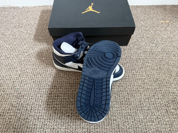 Air Jordan 1 Mid – maat 44 – foto 6 – kavel bij XL Auctions