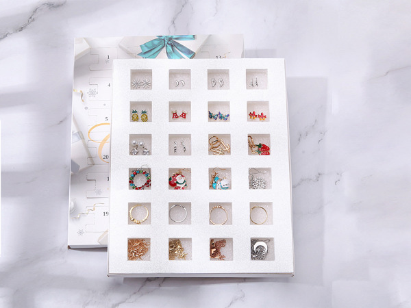 Advent kalender met sieraden – foto 2 – kavel bij XL Auctions