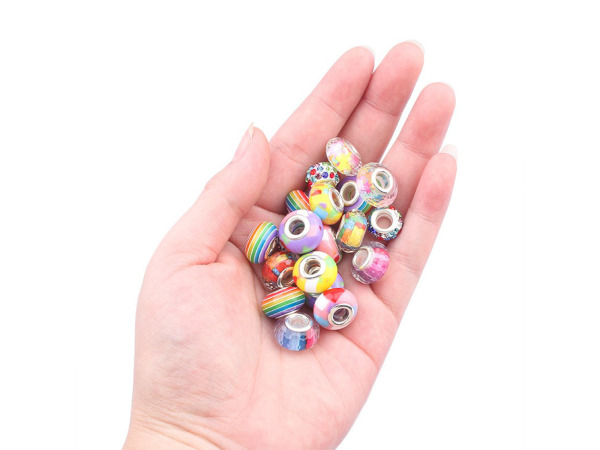 DIY armbanden set voor kids - regenboog kralen en bedels – foto 2 – kavel bij XL Auctions
