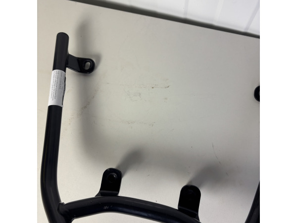SYM Orbit 3 Oppakbeugel Achter Zwart Origineel Nieuw – foto 4 – kavel bij XL Auctions