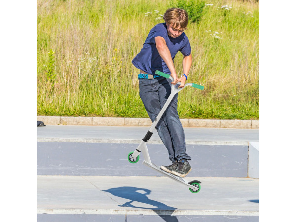Stuntstep Futuristisch in Wit Groen – foto 10 – kavel bij XL Auctions