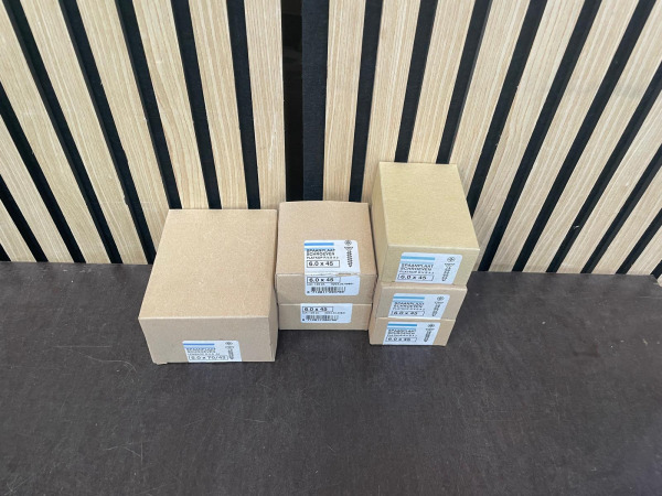 Partij RVS Spaanplaatschroeven 5x70 & 6x45 – 6 Dozen – foto 2 – kavel bij XL Auctions
