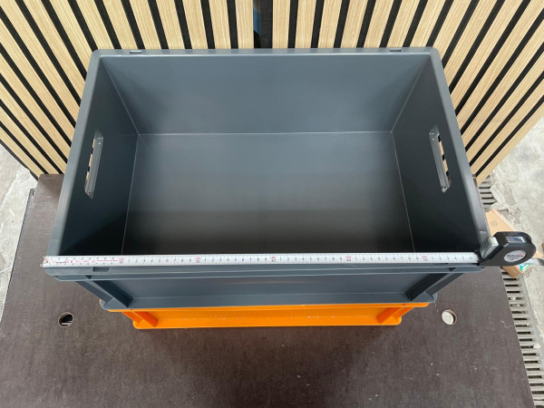 2x Kunststof magazijnbak 60x40 cm grijs/oranje – foto 2 – kavel bij XL Auctions