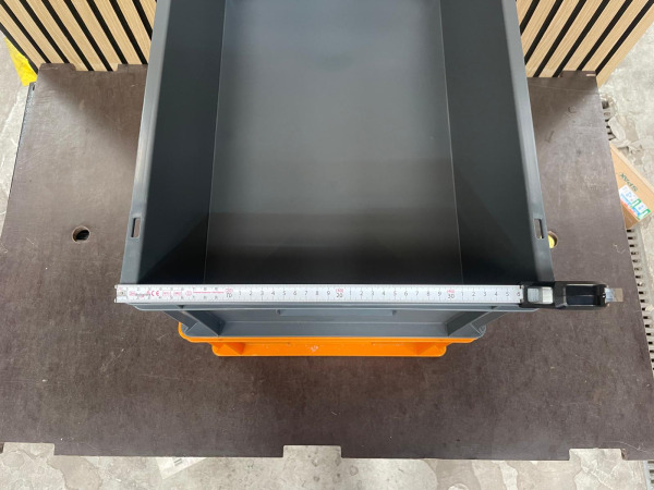 2x Kunststof magazijnbak 60x40 cm grijs/oranje – foto 3 – kavel bij XL Auctions