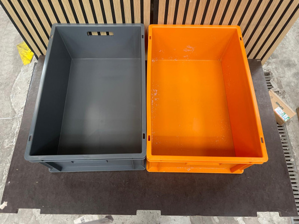 2x Kunststof magazijnbak 60x40 cm grijs/oranje – foto 4 – kavel bij XL Auctions