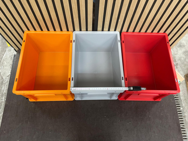 3x Kunststof magazijnbak 60x40x32 cm diverse kleuren – foto 2 – kavel bij XL Auctions