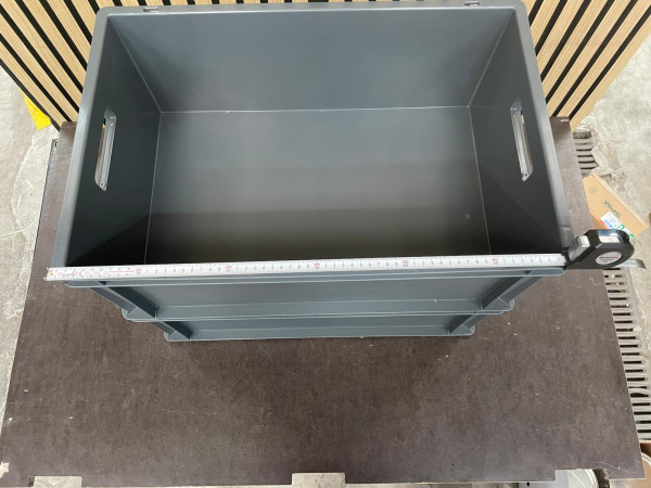 2x Kunststof magazijnbak 60x40x32 cm donkergrijs – foto 2 – kavel bij XL Auctions