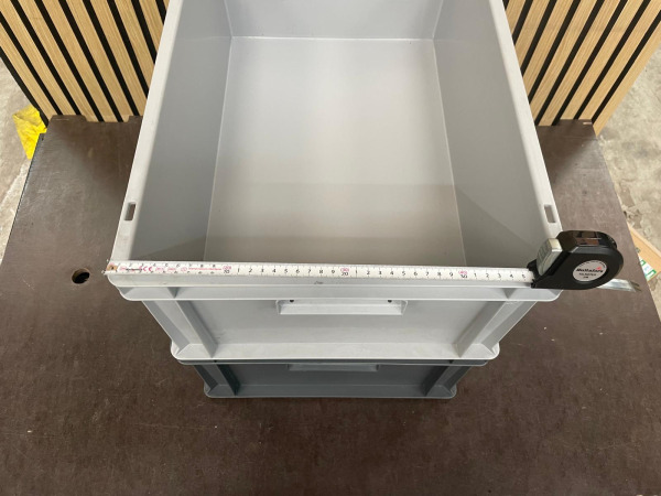 2 kunststof magazijnbakken 60x40x32 cm grijs – foto 3 – kavel bij XL Auctions