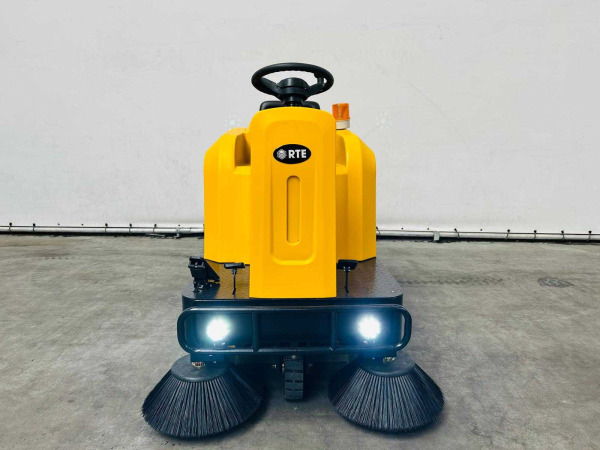 RTE zelfrijdende veegmachine SW80 – foto 2 – kavel bij XL Auctions