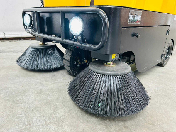 RTE zelfrijdende veegmachine SW80 – foto 3 – kavel bij XL Auctions