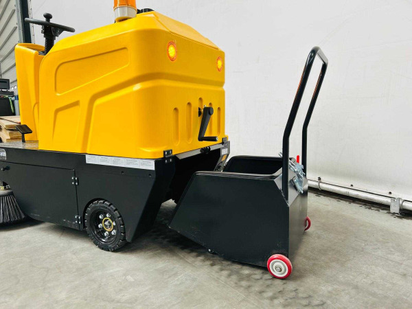 RTE zelfrijdende veegmachine SW80 – foto 4 – kavel bij XL Auctions