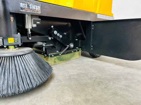 RTE zelfrijdende veegmachine SW80 – foto 10 – kavel bij XL Auctions