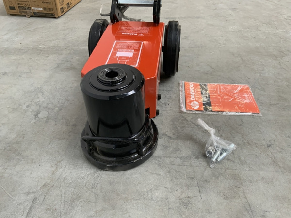 Daewoo garagekrik 50 ton pneumatisch-hydraulisch – foto 5 – kavel bij XL Auctions