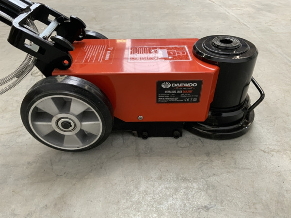 Daewoo garagekrik 50 ton pneumatisch-hydraulisch – foto 8 – kavel bij XL Auctions