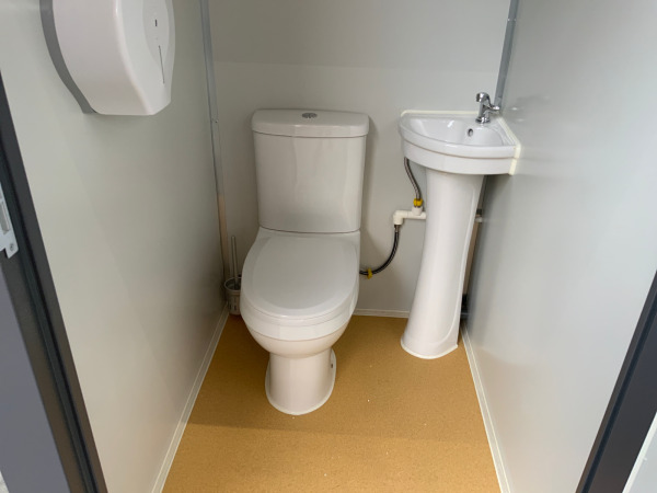 RTE sanitairunit dubbele toiletcabine 205x128x230cm – foto 6 – kavel bij XL Auctions