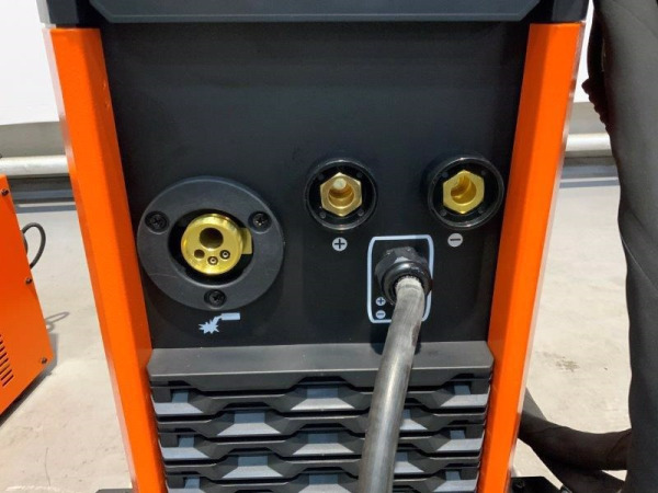 Daewoo lasapparaat met water koeler DAMIG-350GDL + DAWS-10L – foto 10 – kavel bij XL Auctions