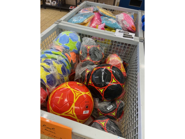 Lot van 96 Voetballen Nationaal Thema maat 5 – foto 2 – kavel bij XL Auctions