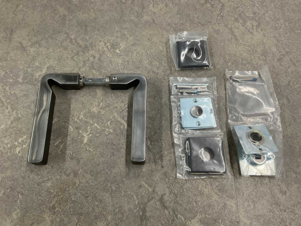 3x Intersteel deurkruk op vierkant rozet Moors No.3 – foto 5 – kavel bij XL Auctions