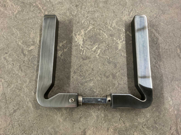 3x Intersteel deurkruk op vierkant rozet Moors No.3 – foto 9 – kavel bij XL Auctions