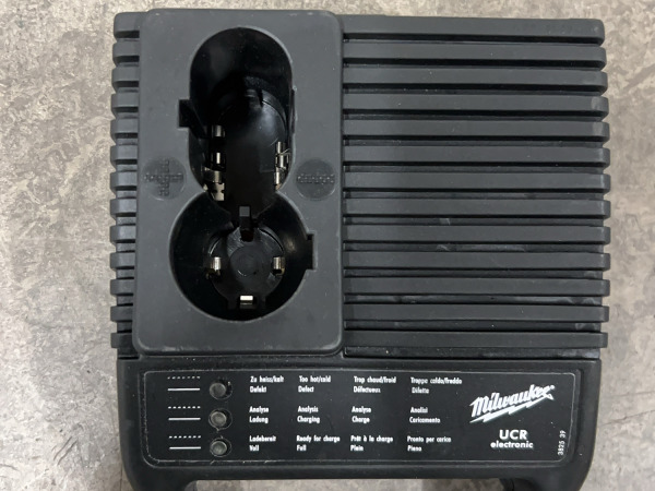 Milwaukee accu lader – foto 2 – kavel bij XL Auctions