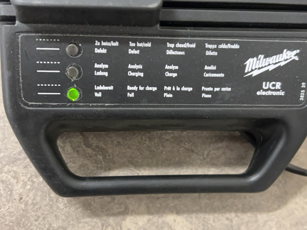 Milwaukee accu lader – foto 3 – kavel bij XL Auctions