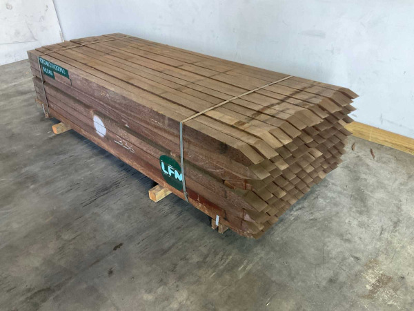20x Azobé hardhouten tuinpaal gepunt 300x7x7 cm – foto 2 – kavel bij XL Auctions