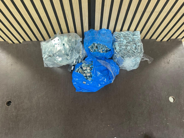 Partij metalen bevestigingsbeugels en ophanghaken – foto 2 – kavel bij XL Auctions