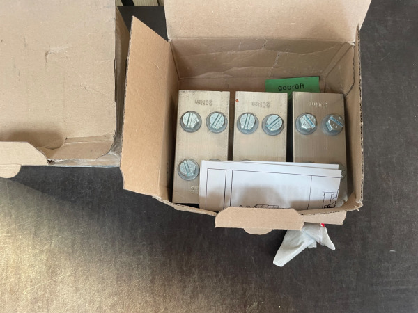2x Wöhner Schienen-Längsverbindung 1600A – 95 mm – foto 2 – kavel bij XL Auctions
