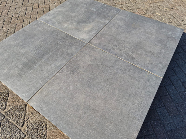 72,9m2 Keramische Tegel Grey Nuance 90x90x4 Cm – foto 4 – kavel bij XL Auctions