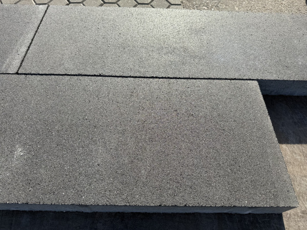 172,8 m2 betontegel Medium Grey 30x120x6 cm – foto 4 – kavel bij XL Auctions