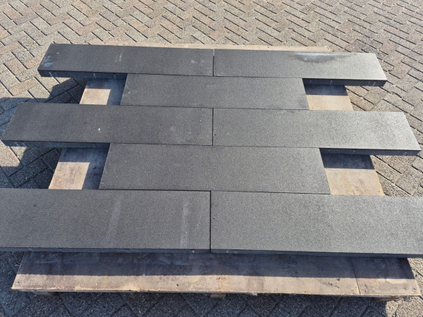 23,04 M2 Betontegel Black 30x120x6 Cm – foto 3 – kavel bij XL Auctions