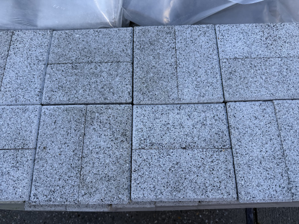 11 M2 Betontegel Grijs Met Facet 20x10x8 Cm – foto 4 – kavel bij XL Auctions