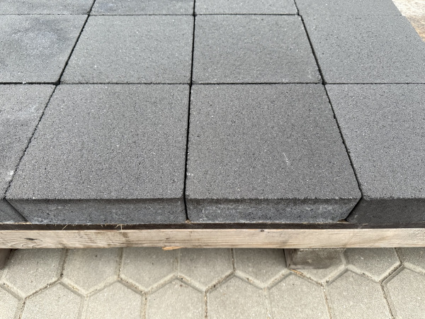 64,80 M2 Betonsteen Zwart 20x20x6 Cm – foto 3 – kavel bij XL Auctions