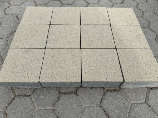 32 M2 Betontegel Zandkleur 15x15x6 Cm – foto 2 – kavel bij XL Auctions