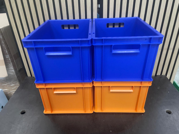 Set van 4 Kunststof Opbergbakken – Blauw & Oranje – foto 2 – kavel bij XL Auctions