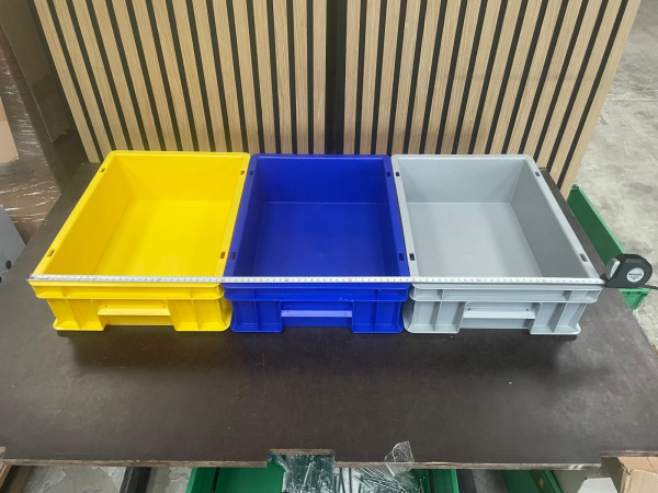 Set van 3 Kunststof Opbergbakken – Geel, Blauw en Grijs – foto 2 – kavel bij XL Auctions
