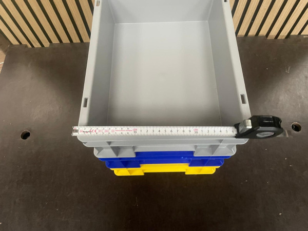 Set van 3 Kunststof Opbergbakken – Geel, Blauw en Grijs – foto 3 – kavel bij XL Auctions