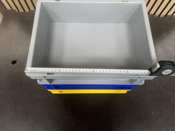 Set van 3 Kunststof Opbergbakken – Geel, Blauw en Grijs – foto 4 – kavel bij XL Auctions
