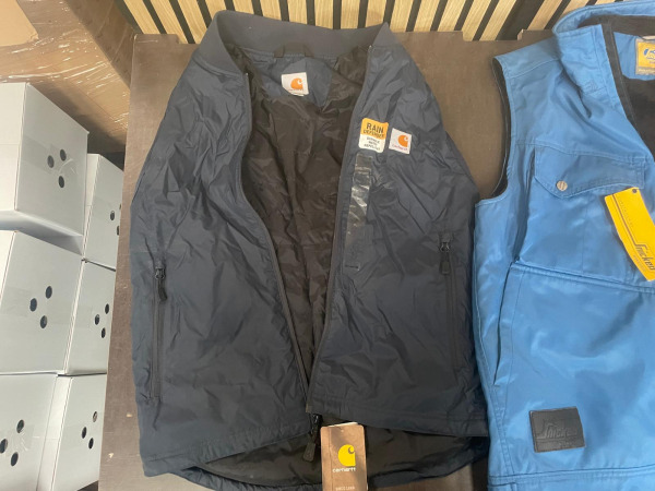 Set van 2 Werkvesten – Carhartt & Snickers – foto 2 – kavel bij XL Auctions