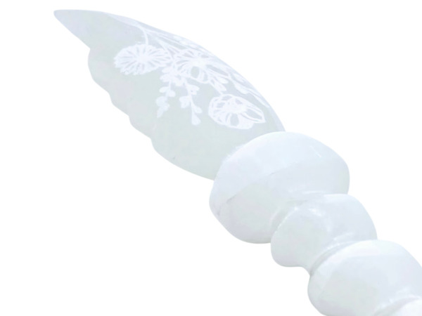 Handgeslepen Seleniet Athame met Bloemgravure – foto 3 – kavel bij XL Auctions