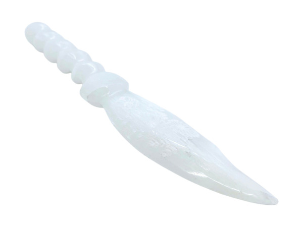 Handgeslepen Seleniet Athame met Bloemgravure – foto 4 – kavel bij XL Auctions