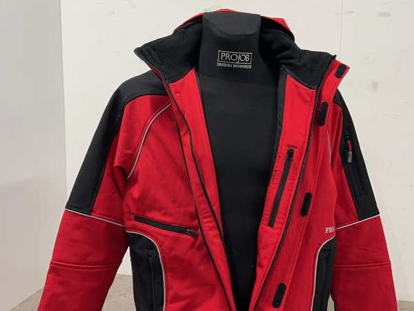FHB softshelljas maat L Walter rood/zwart – foto 6 – kavel bij XL Auctions